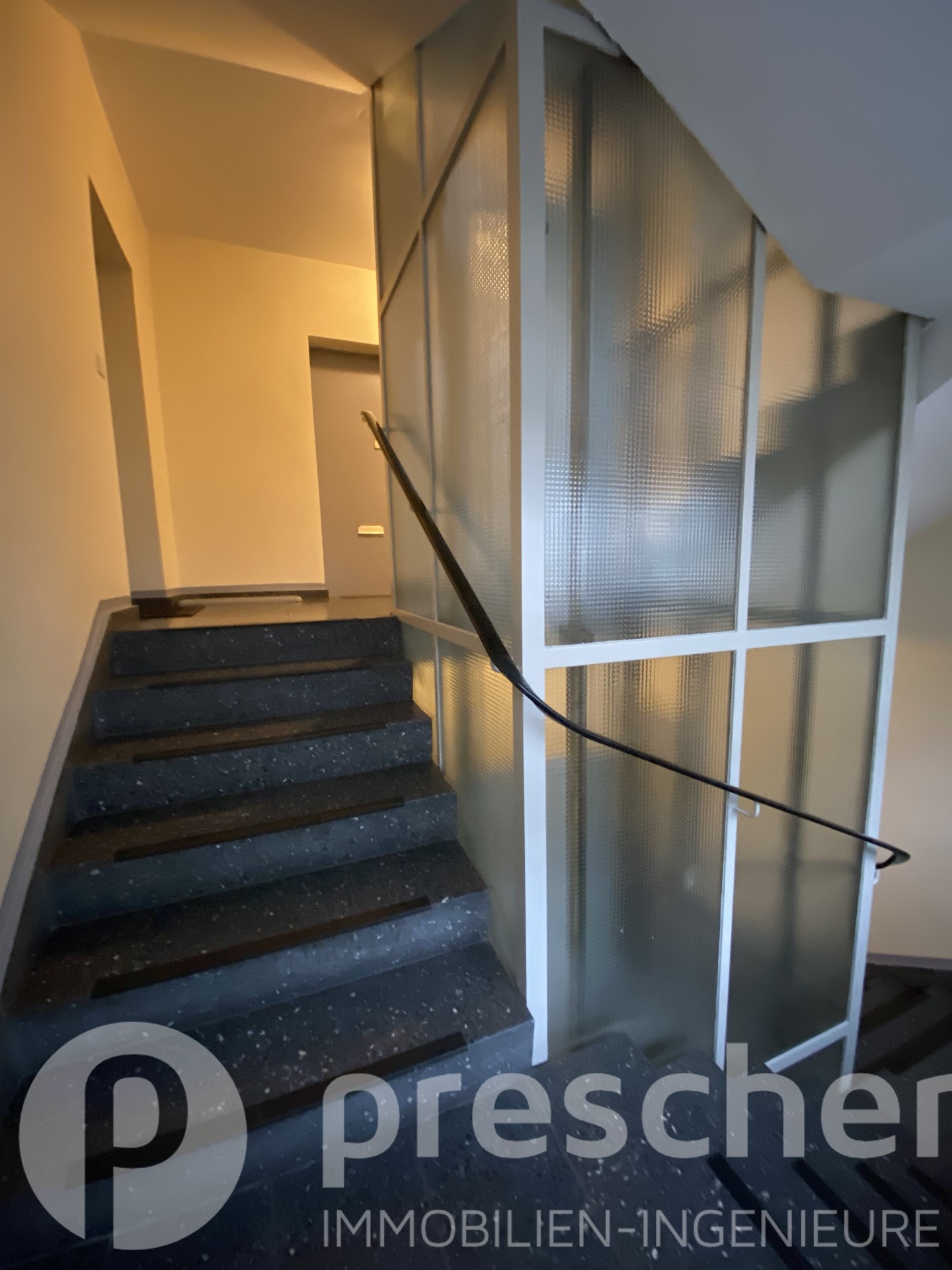Treppenhaus mit Aufzug